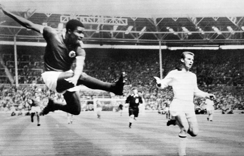 Eusebio  qui in azione contro il Milan a Wembley. Afp